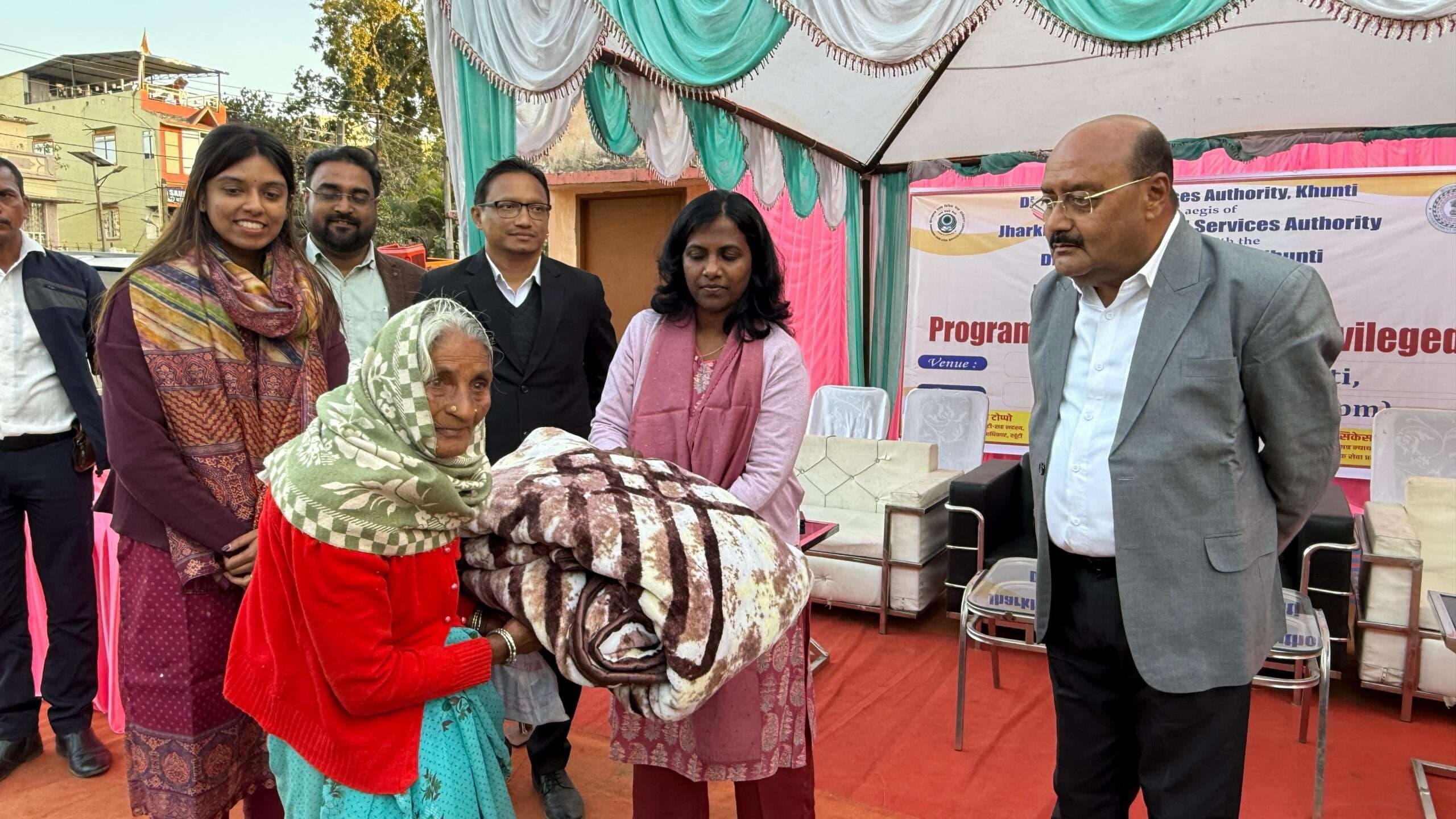 जरूरतमंदों के बीच डालसा ने कंबल का किया वितरण