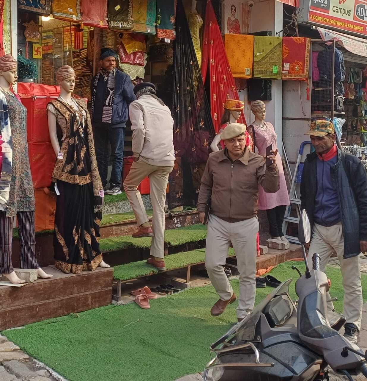 फर्जी पुलिस बन 10 लाख की ज्वेलरी ठगी