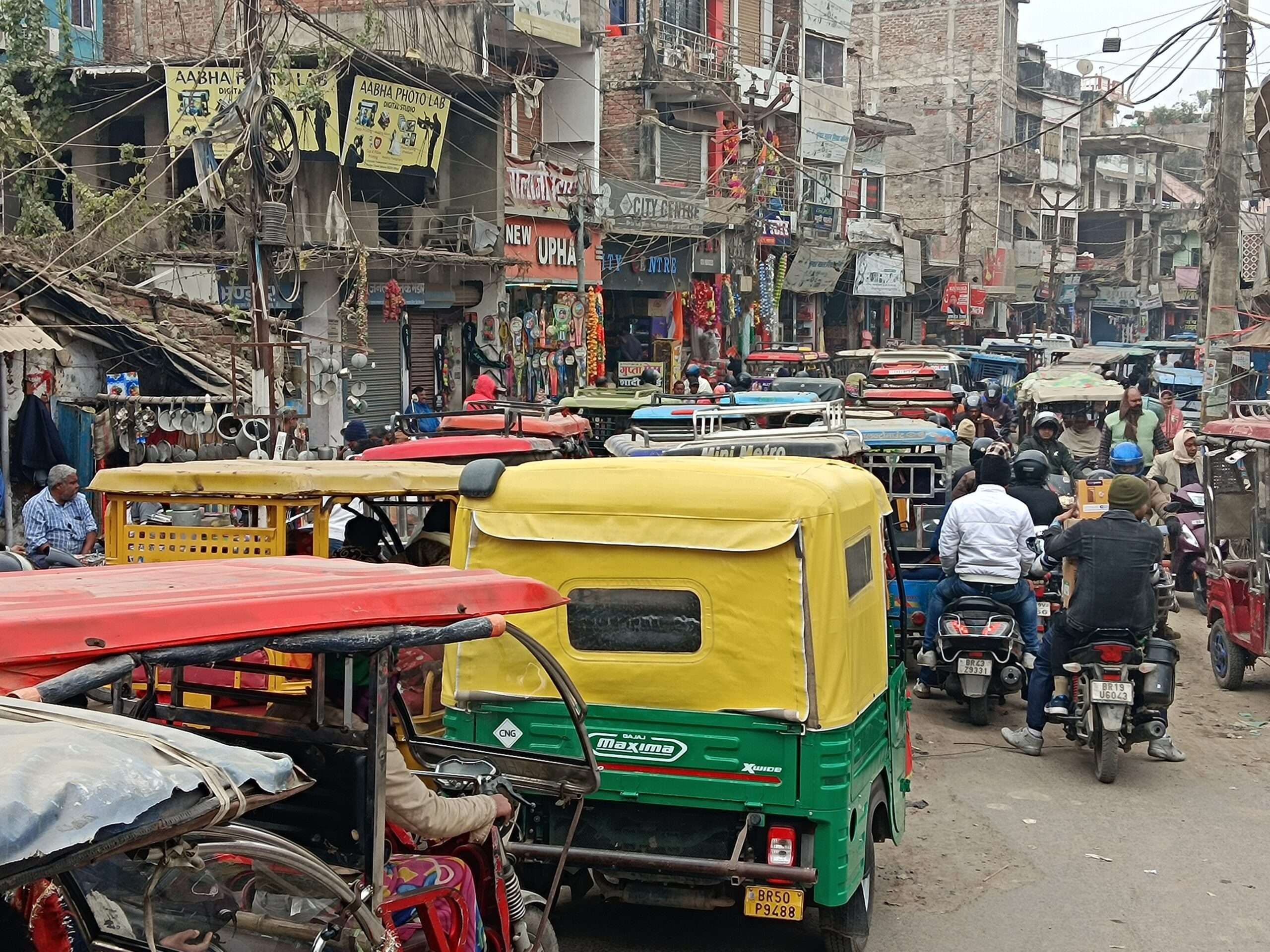 दिन भर जाम से कराहती है सड़कें