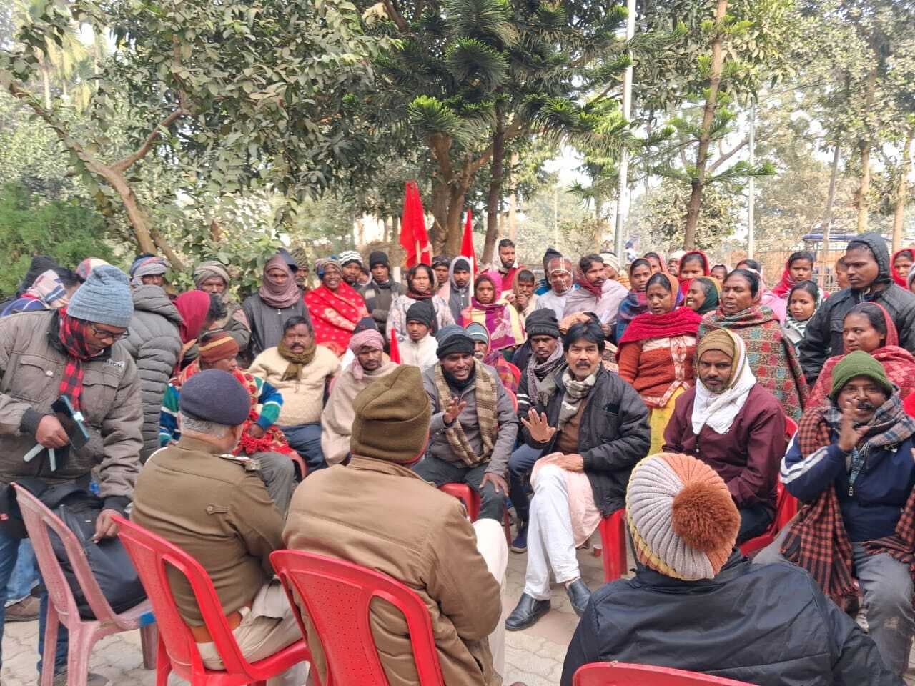 प्राथमिकी दर्ज नहीं होने पर भाकपा माले ने दिया धरना