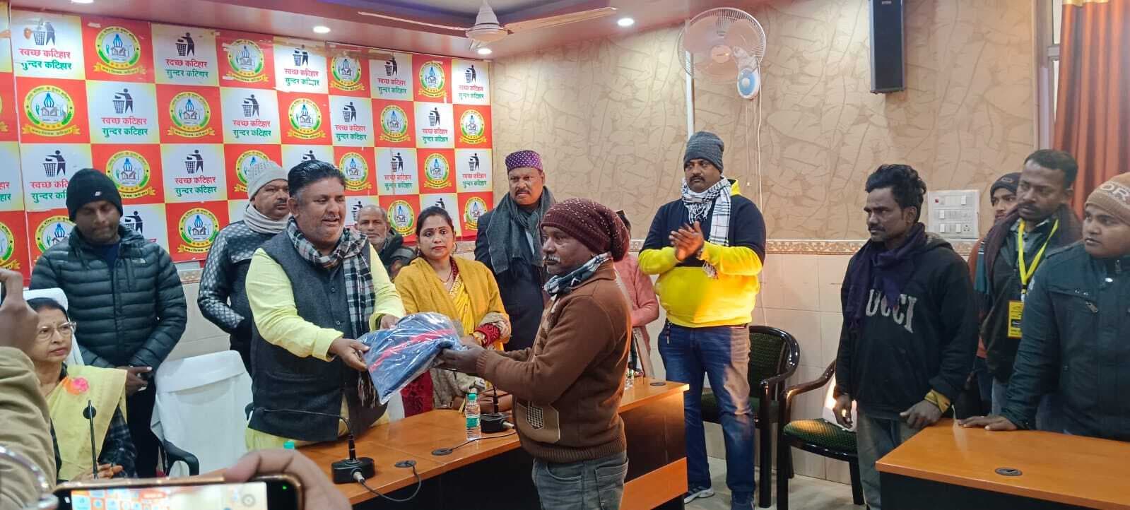 निगम के सफाई कर्मियों के बीच गर्म कपड़े का वितरण