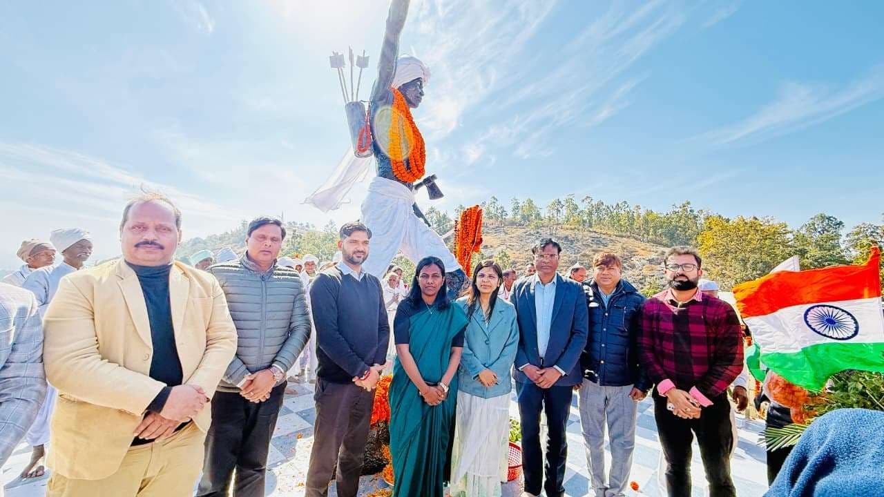 डोंबारी बुरू के शहीदों को जिला प्रशासन ने दी श्रद्धांजलि