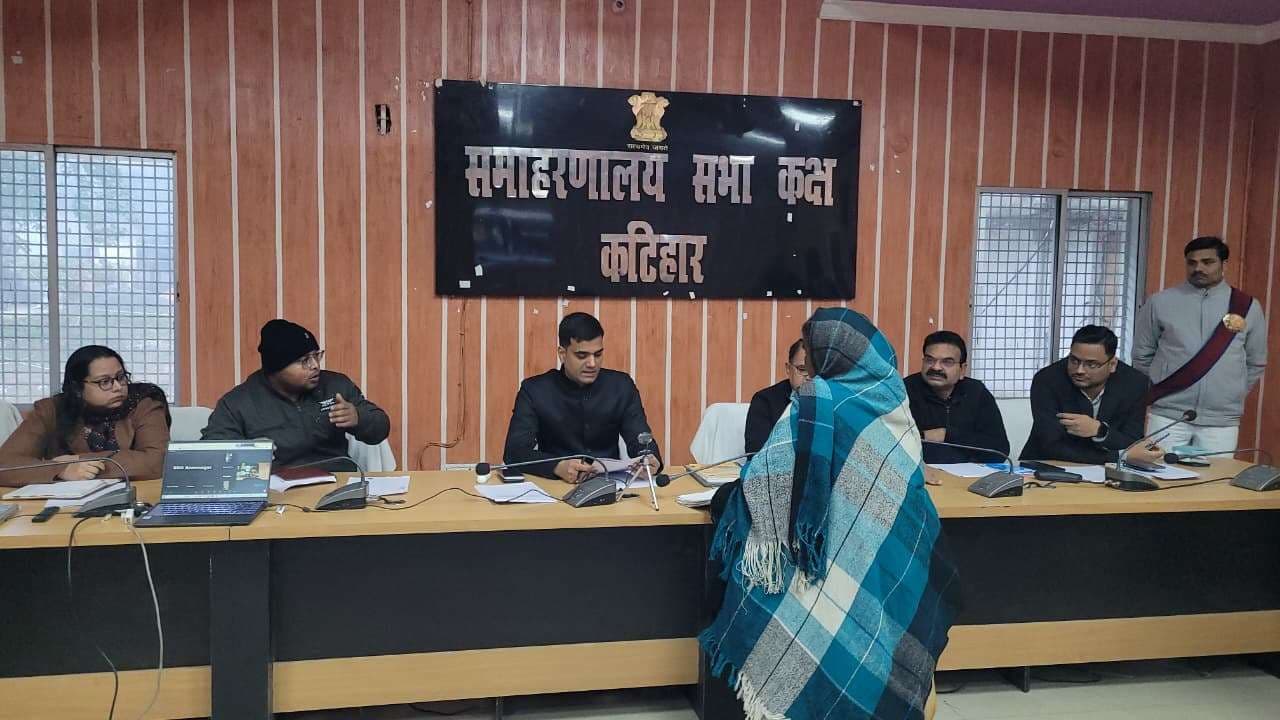 जनता दरबार मे लोगों की समस्याओं से रूबरू हुए डीएम