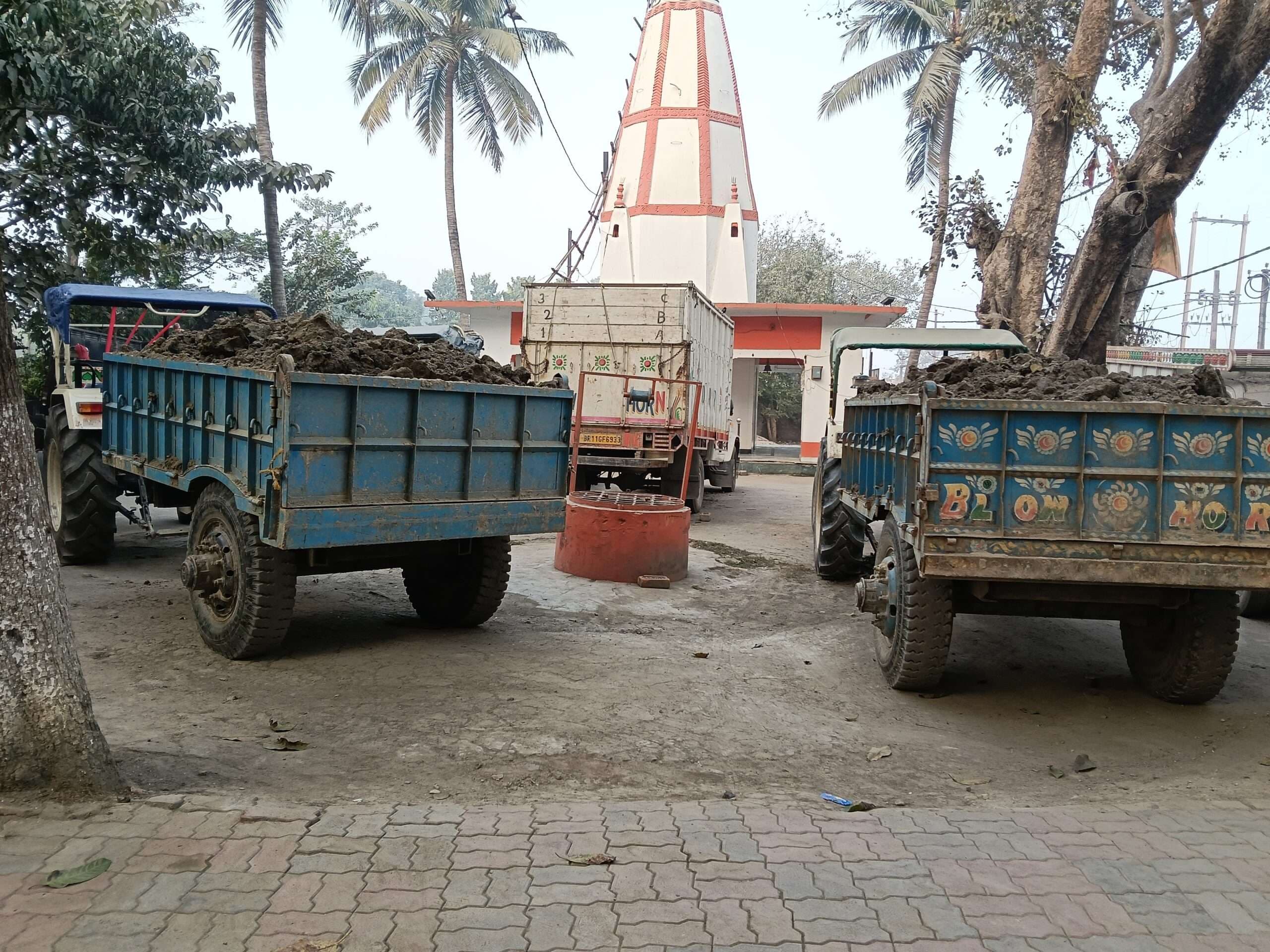 अवैध खनन कर रहे मिट्टी से लदे दो ट्रैक्टर ट्राली जब्त