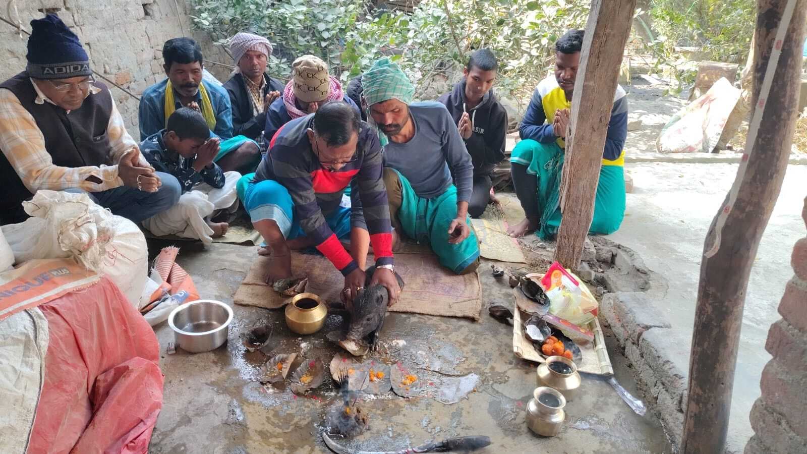 सोहराय : सोहराय के दूसरे दिन हुई गोहाल पूजा, ईष्ट देव को लगा भोग