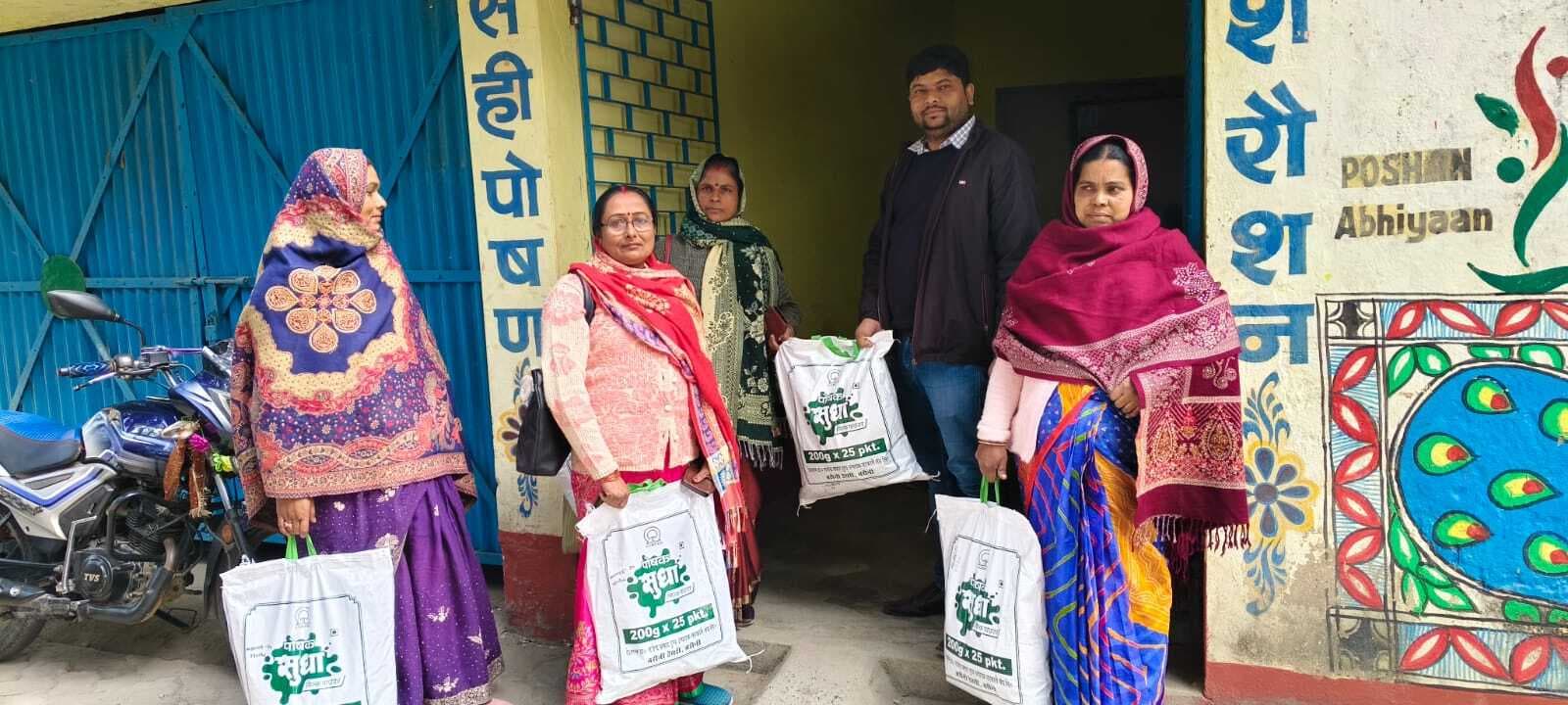 सेविकाओं के बीच सुधा डेयरी का दूध वितरण