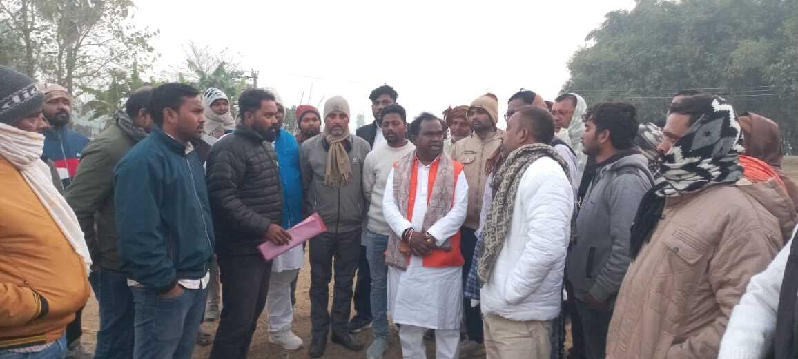 विद्यालय के भूमि विवाद मामले को लेकर राज्य अनुसूचित जनजाति आयोग सदस्य ने लिया जायजा