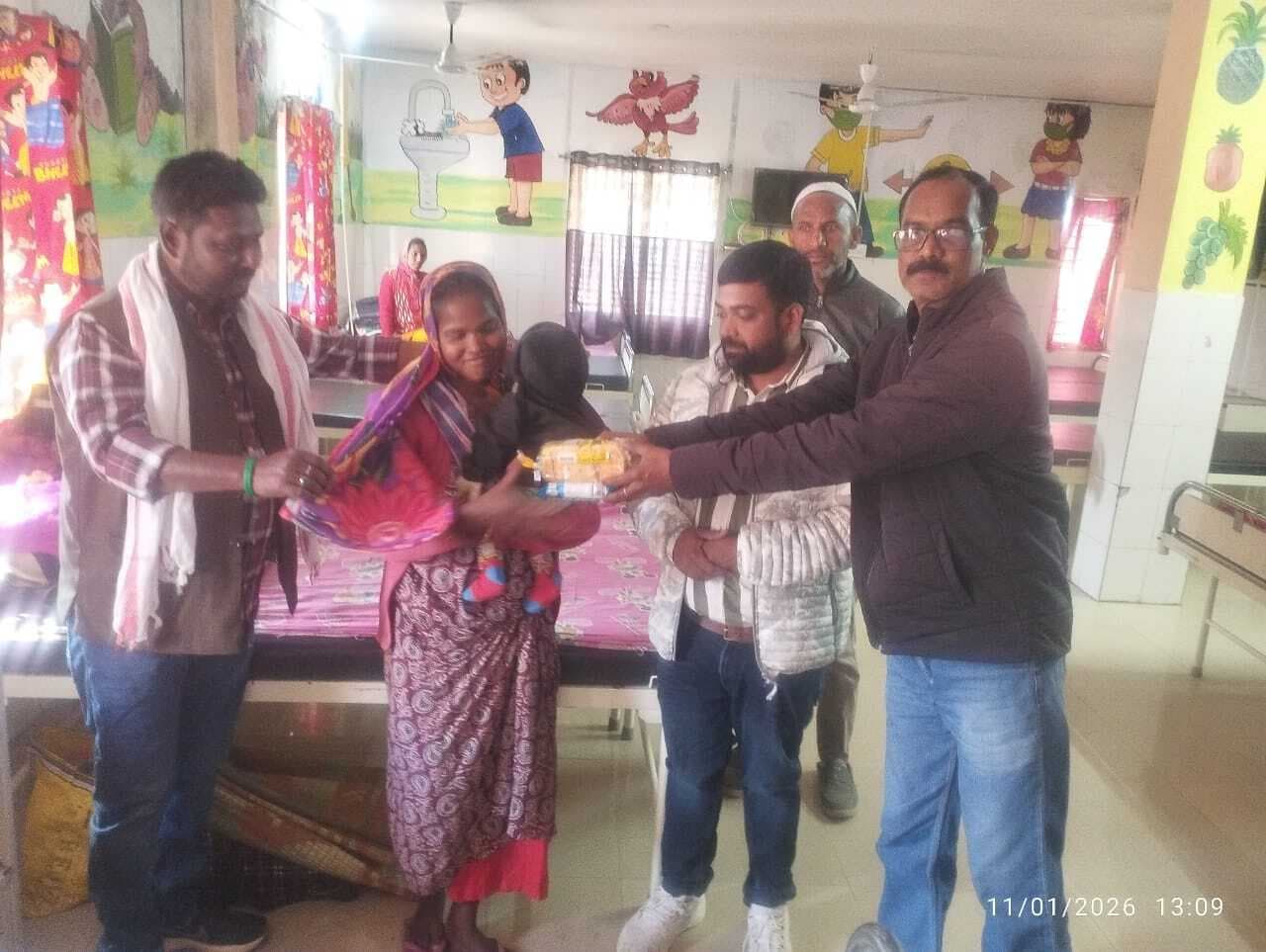 कर्रा में झामुमो ने किया कंबल वितरण