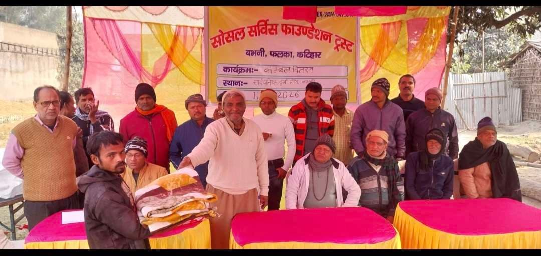 ठंड देख कर स्वयंसेवी ने बेसहारा के बीच कंबल बांटा