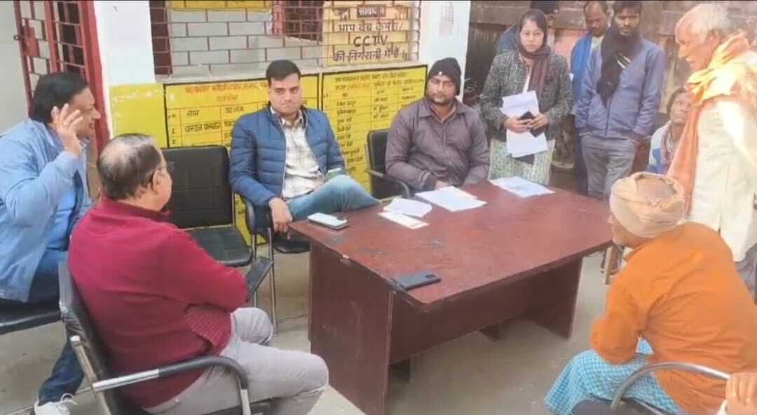 चंदवा पंचायत में चल रहे किसान पंजीकरण कार्य का डीएम ने किया निरीक्षण