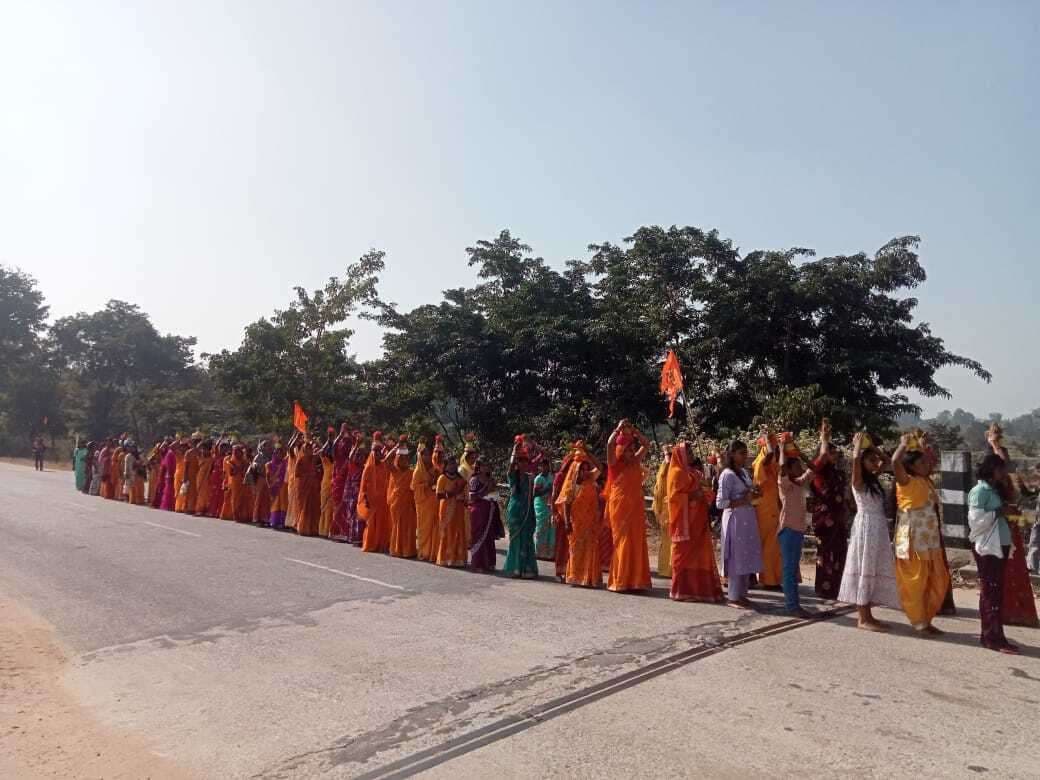 शिव मंदिर का वार्षिक उत्सव पर निकली कलश यात्रा