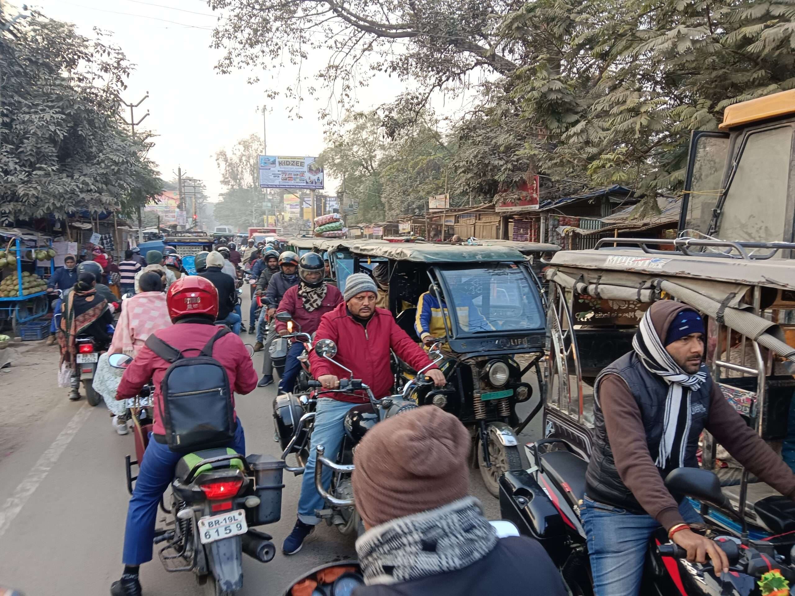 जाम की गंभीर समस्या से दिन भर कराहता रहा शहर