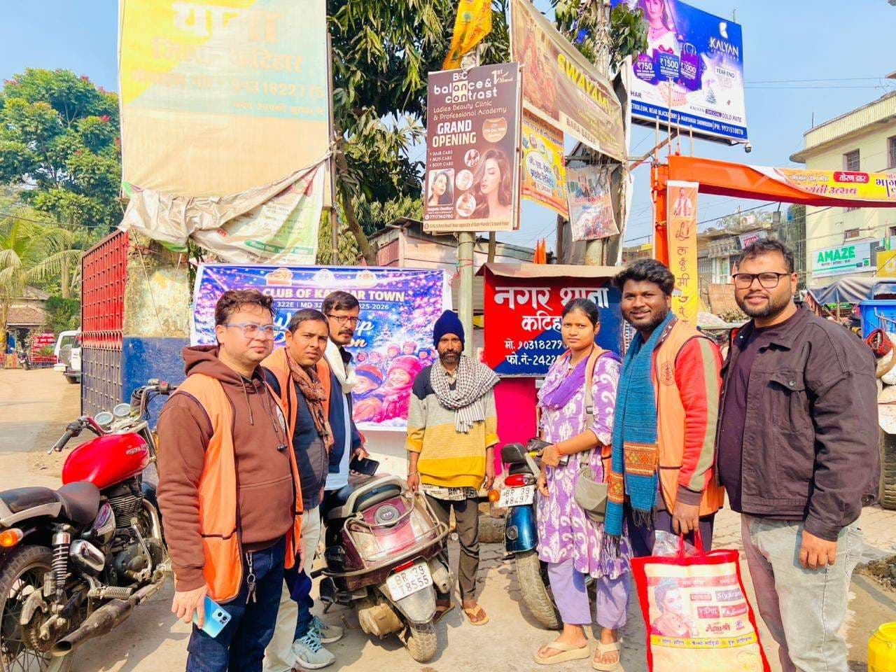 लियो क्लब ने जरूरतमदों के बीच कपड़े बांटे