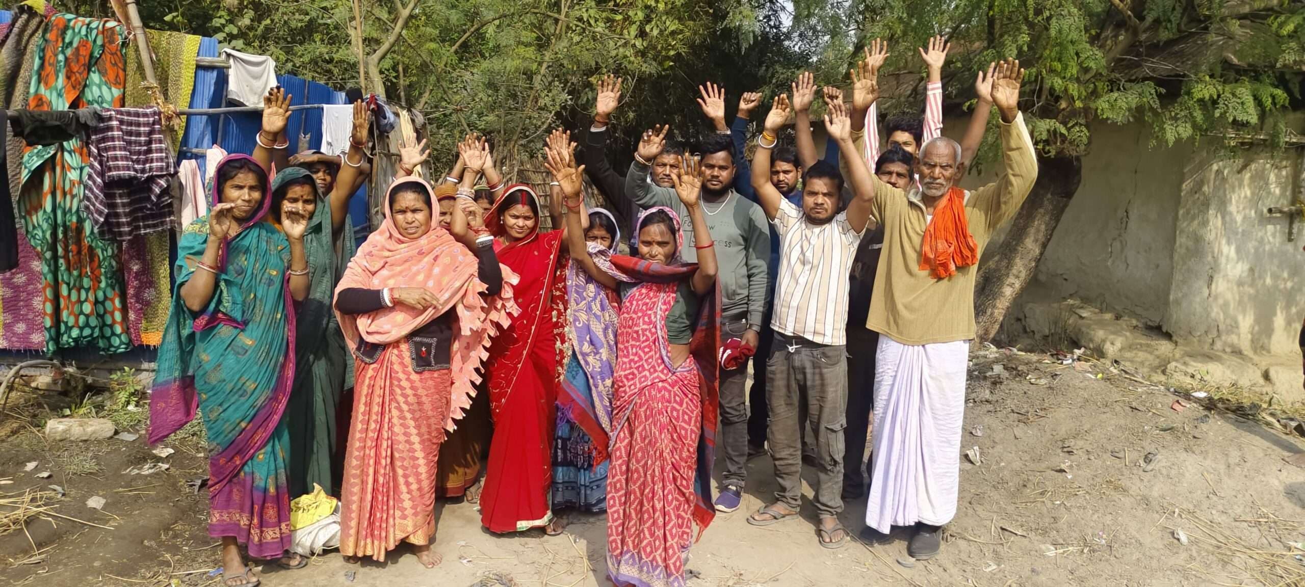 पक्की सड़क की मांग को ग्रामीणों का प्रदर्शन