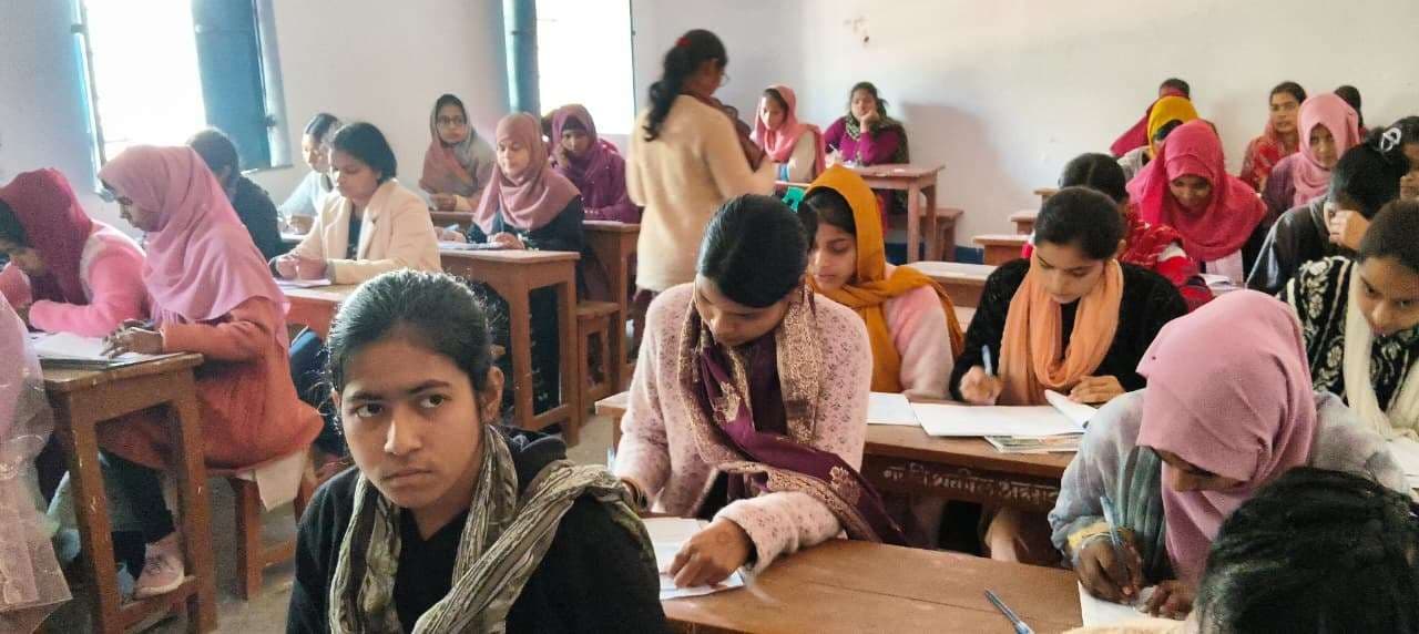 उच्चतर माध्यमिक विद्यालय में प्रायोगिक परीक्षा जारी