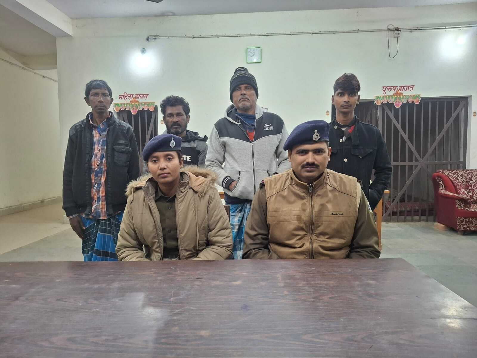 शराब के साथ चार तस्कर गिरफ्तार