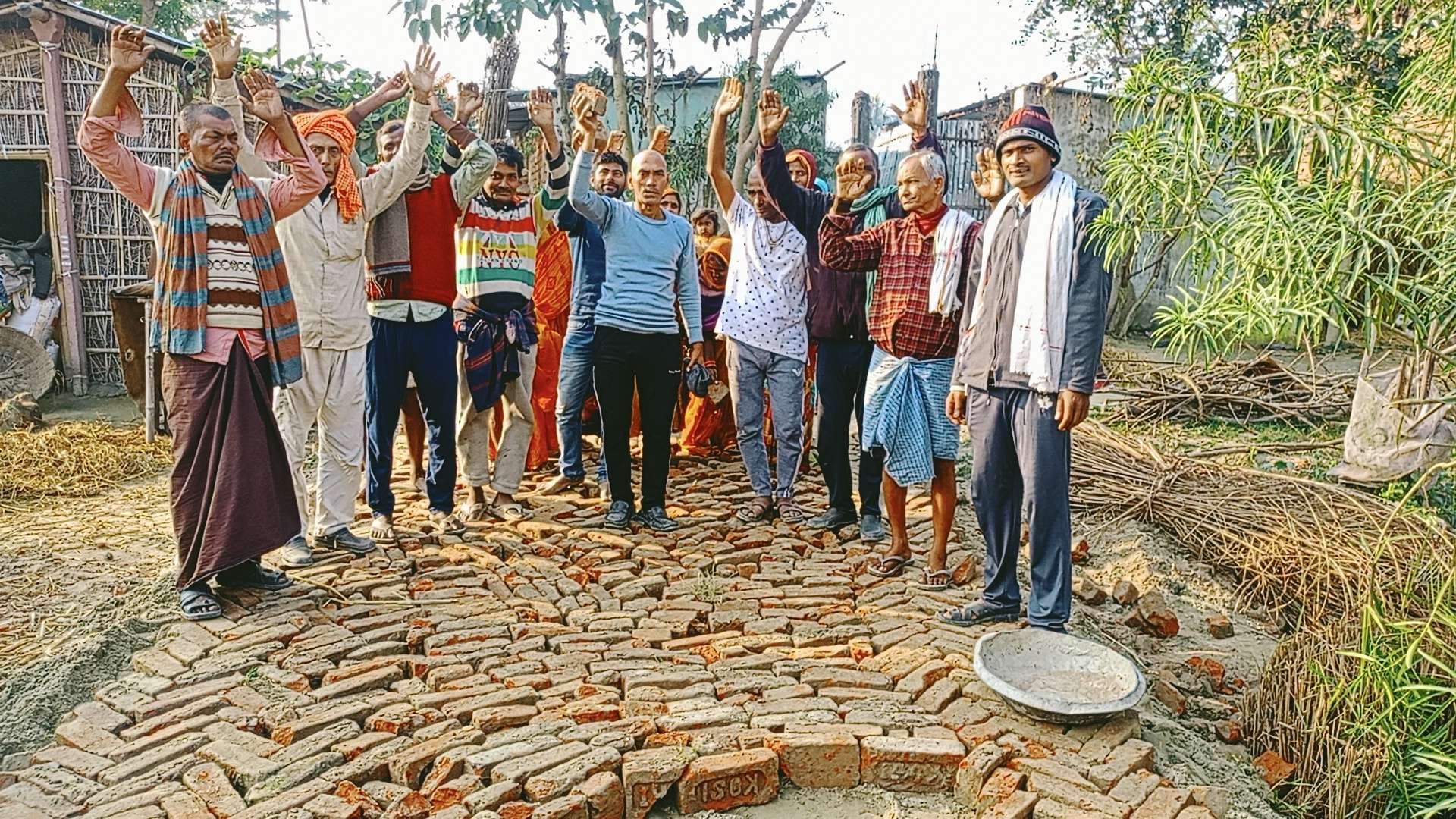 पुरानी ईंट से सोलिंग किये जाने पर ग्रामीणों में नाराजगी, किया प्रदर्शन