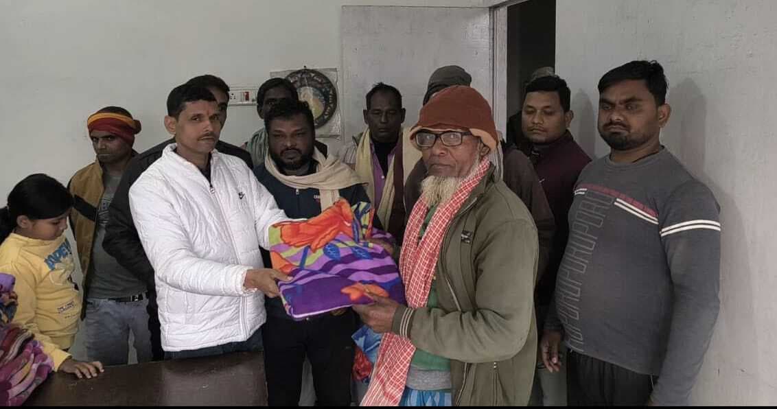 पैक्स अध्यक्ष ने जरूरतमंदों को दिया कंबल