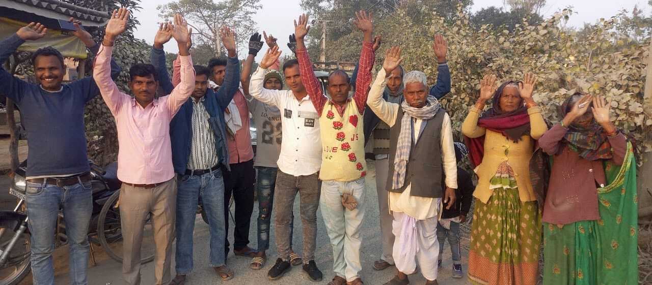 सड़क निर्माण की मांग को लेकर ग्रामीणों का सिपाया ढाला पर प्रदर्शन, दी चेतावनी