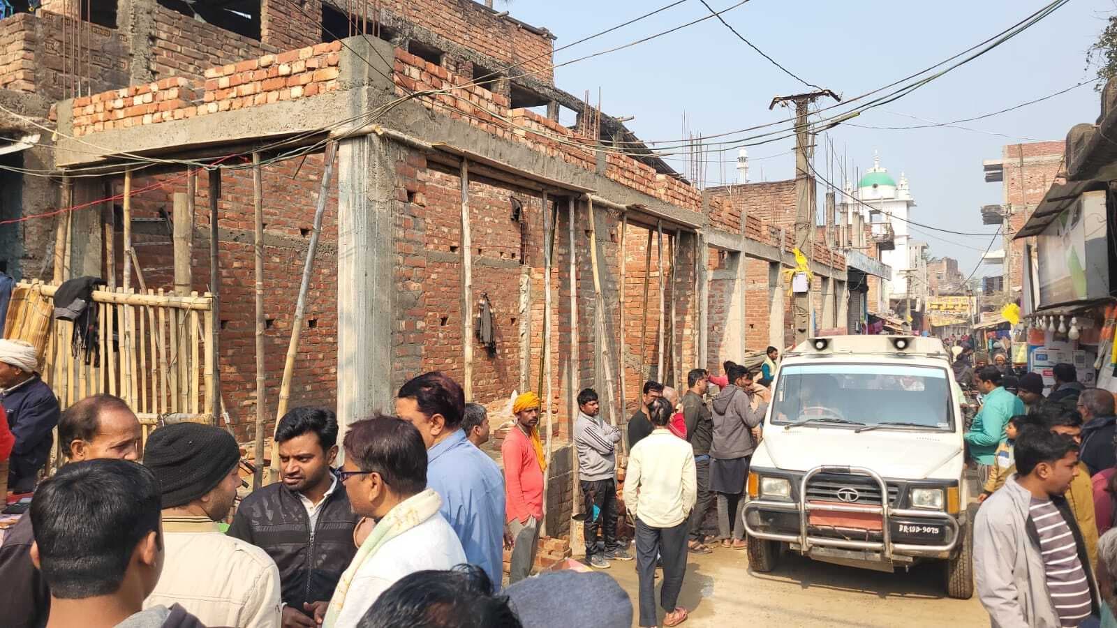 अवैध निर्माण को लेकर सीओ सख्त, 24 घंटे में जमीन के कागजात दिखाने का अल्टीमेटम