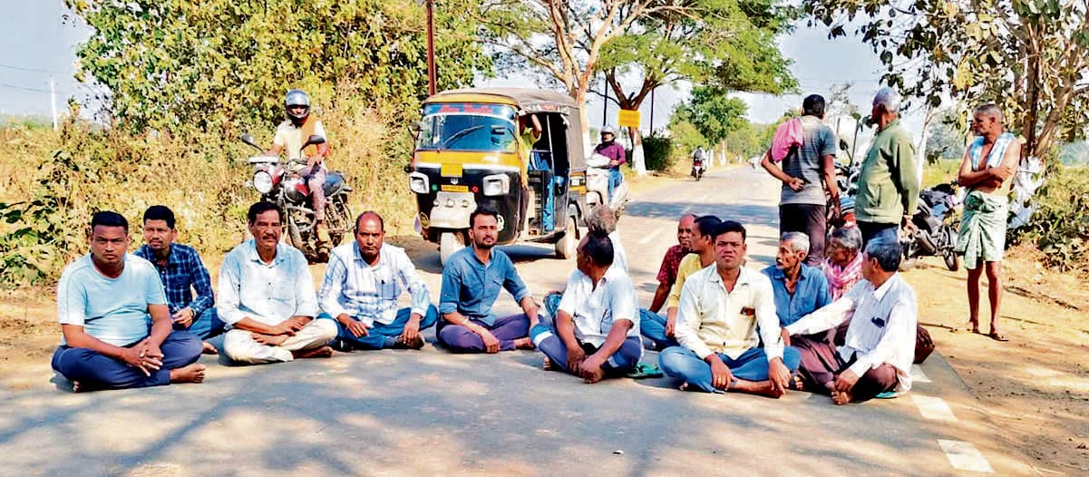 Sambalpur News: धान की खरीद शुरू, पांच किलो कंटनी-छंटनी के खिलाफ सड़क पर उतरे किसान