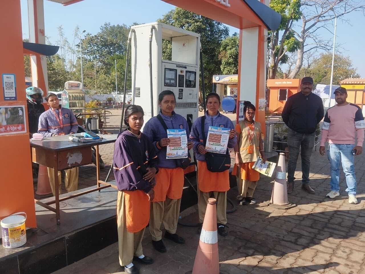 नो हेलमेट नो पेट्रोल का अभियान चला