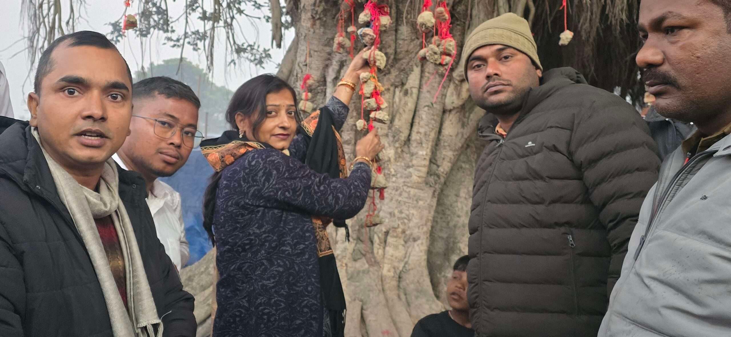 गंगा मेला में विधायक व श्रद्धालुओं ने बांधा मनोती ढेला