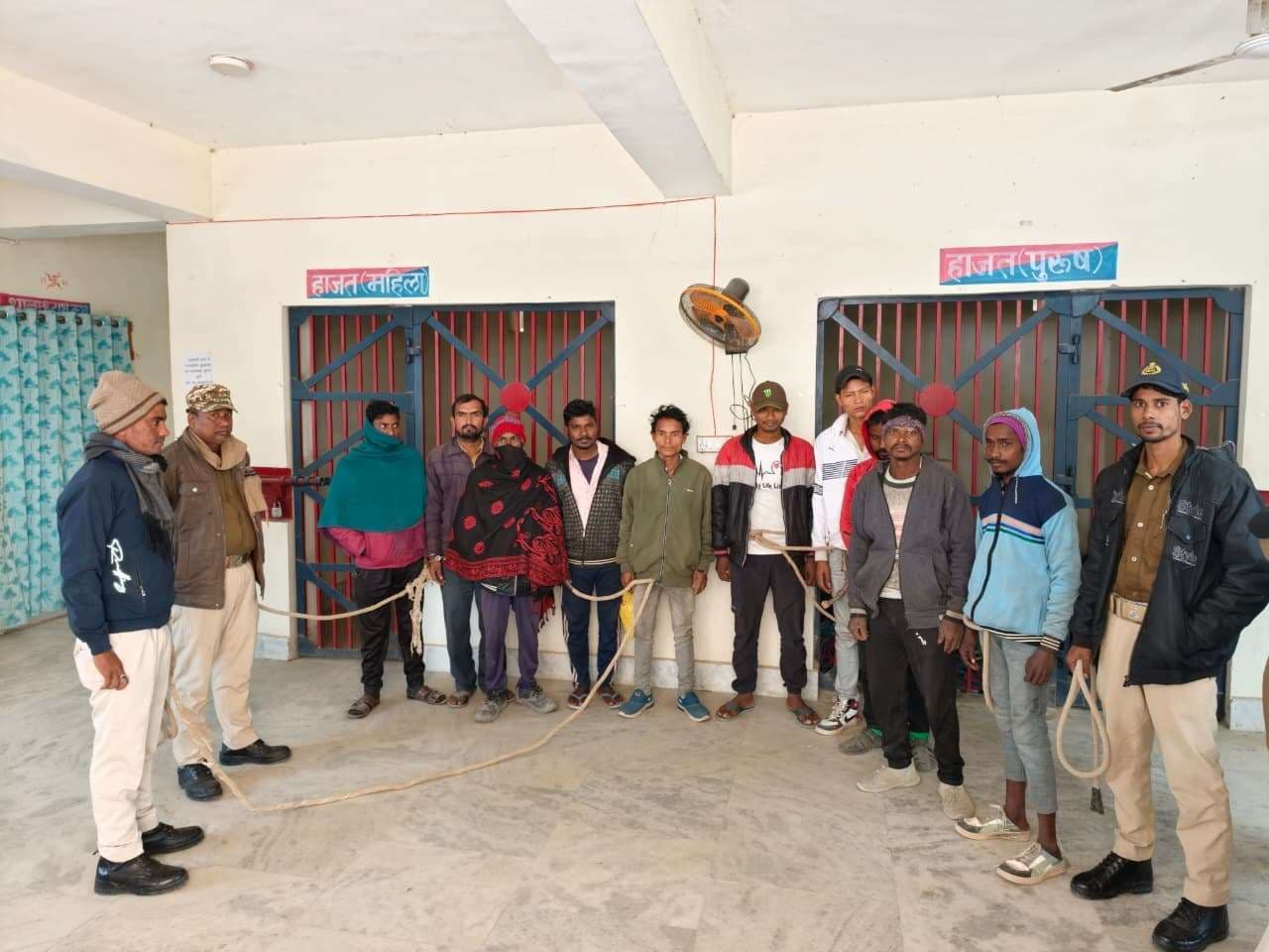 सालमारी पुलिस ने 10 शराबियों को किया गिरफ्तार