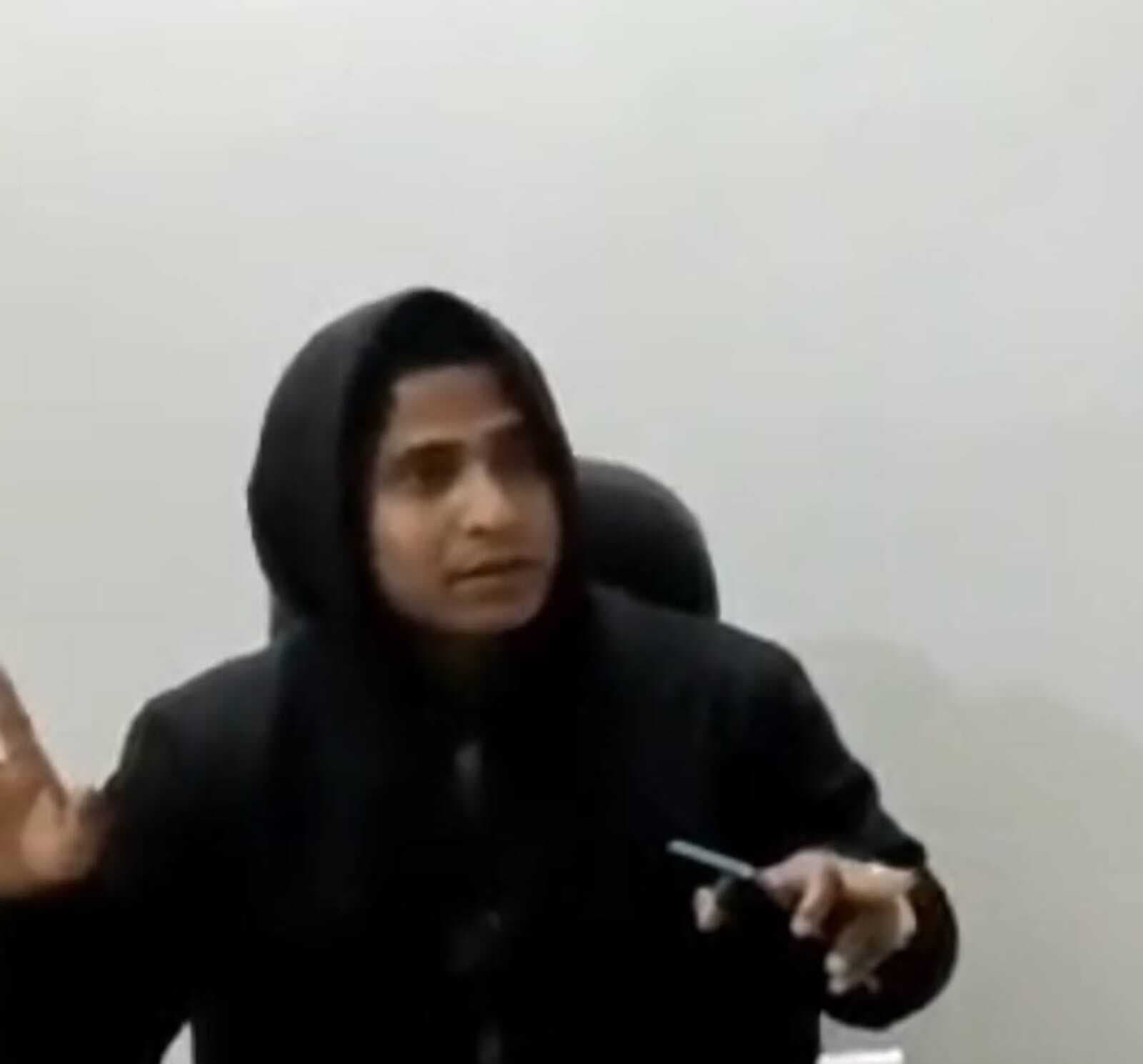 संचालक पर महिला कर्मी ने लगाया प्रताड़ित करने का आरोप