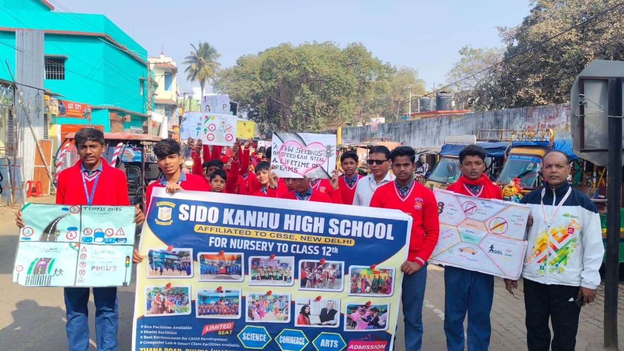 छात्र-छात्राओं ने निकाली सड़क सुरक्षा जागरुकता रैली