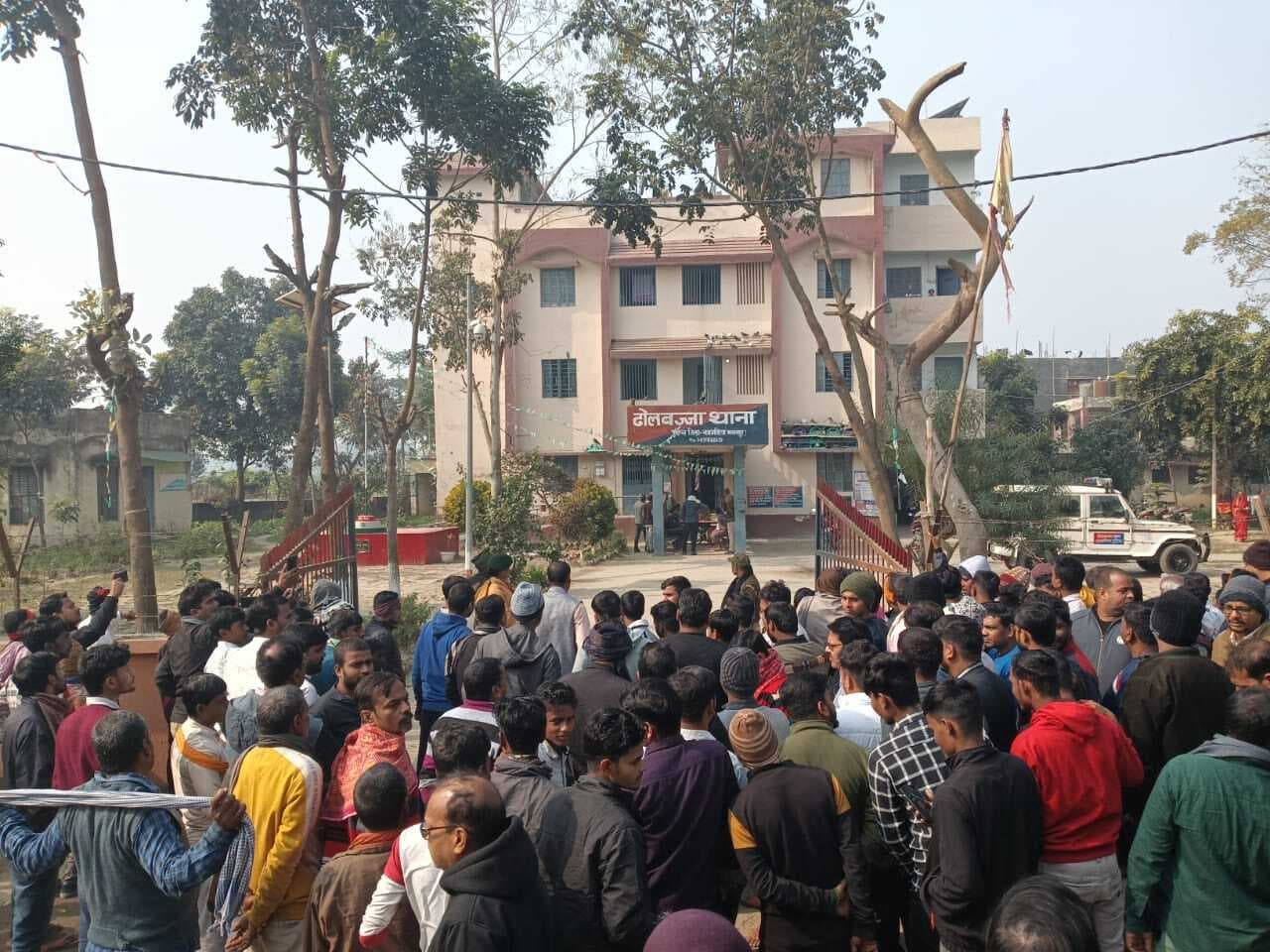 Bhagalpur news रंगदारी के विरोध में व्यवसायियों ने बाजार बंद कर थाना को घेरा