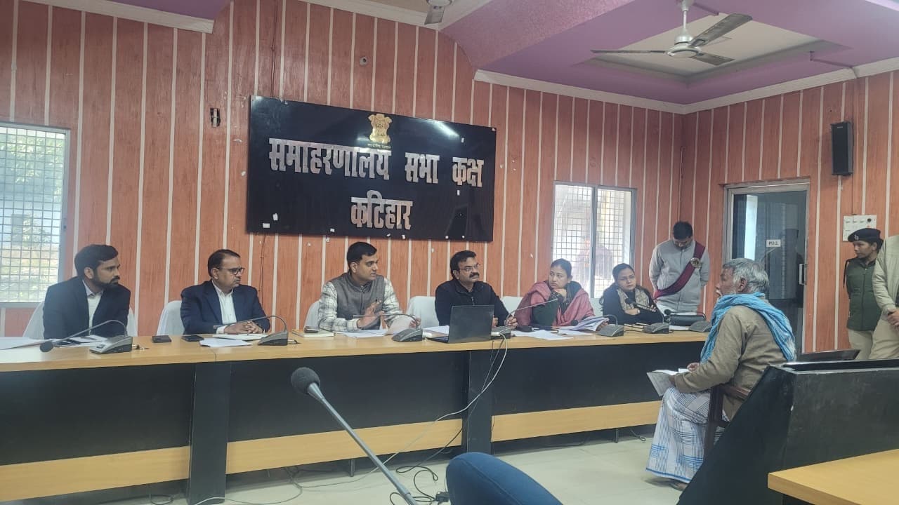 अंचलाधिकारी राजस्व संबंधी मामलों के समयबद्ध निष्पादन काे सुनिश्चित करें: डीएम