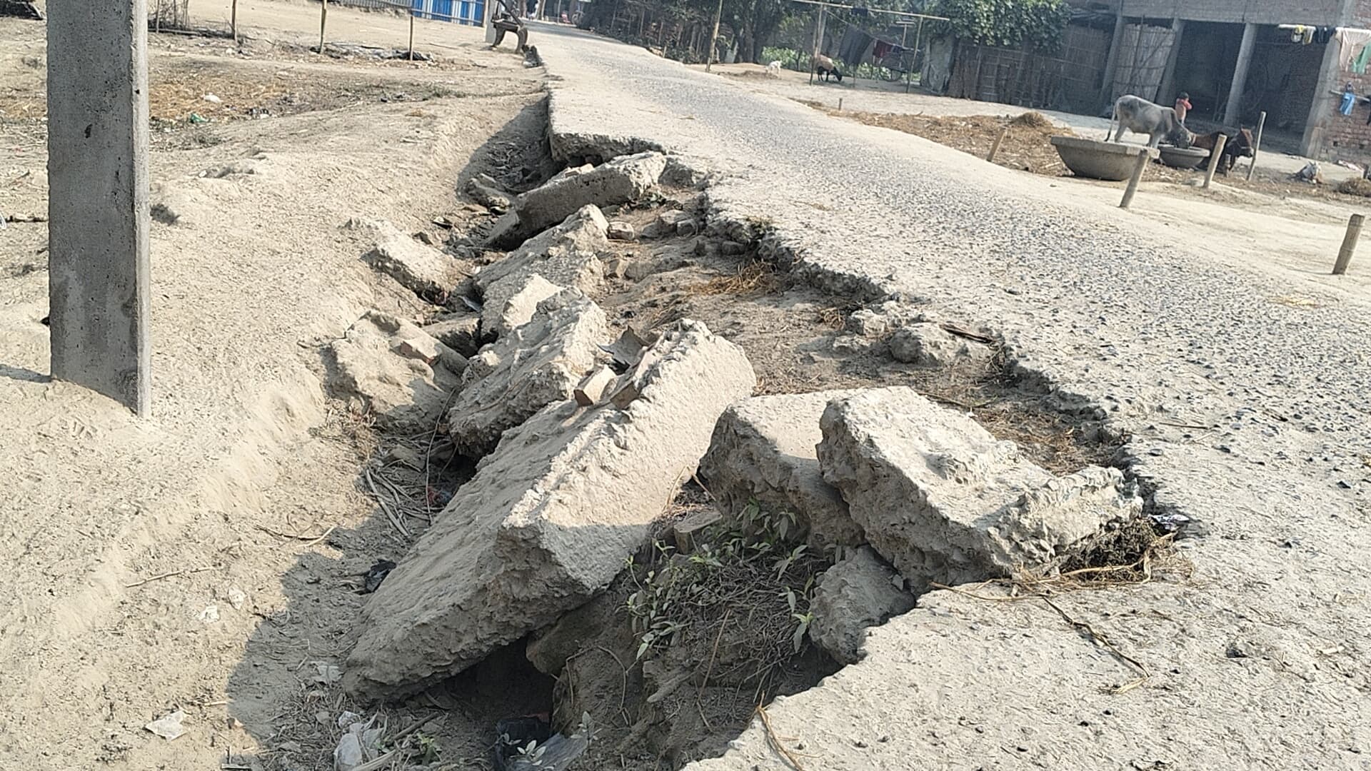 पीसीसी सड़क टूटकर हो गयी जर्जर, मरम्मत नहीं