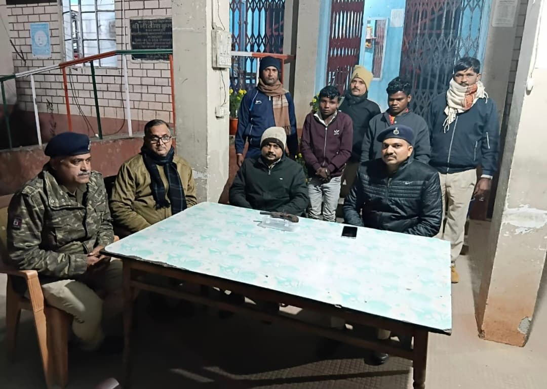 फलका में कट्टा व बाइक के साथ दो बदमाश गिरफ्तार