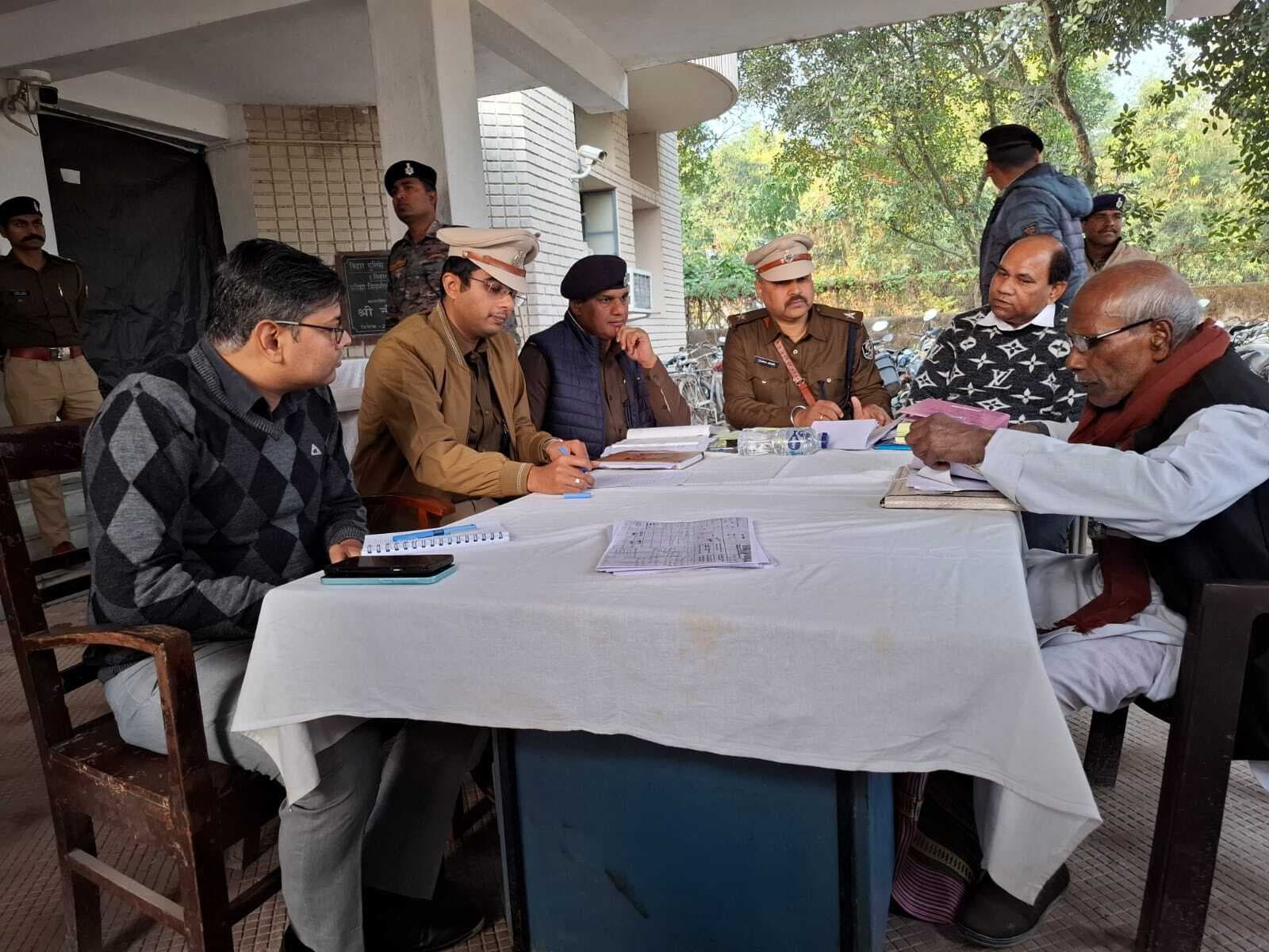 एसपी ने मनिहारी थाना में लोगों की सुनीं समस्याएं