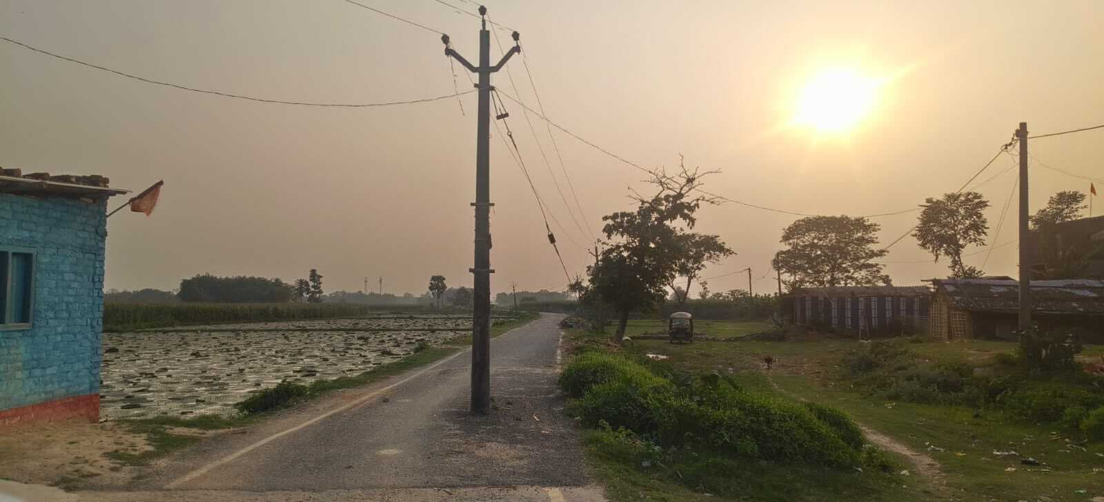 सड़क के बीच से पोल को हटाना भूल गया विभाग