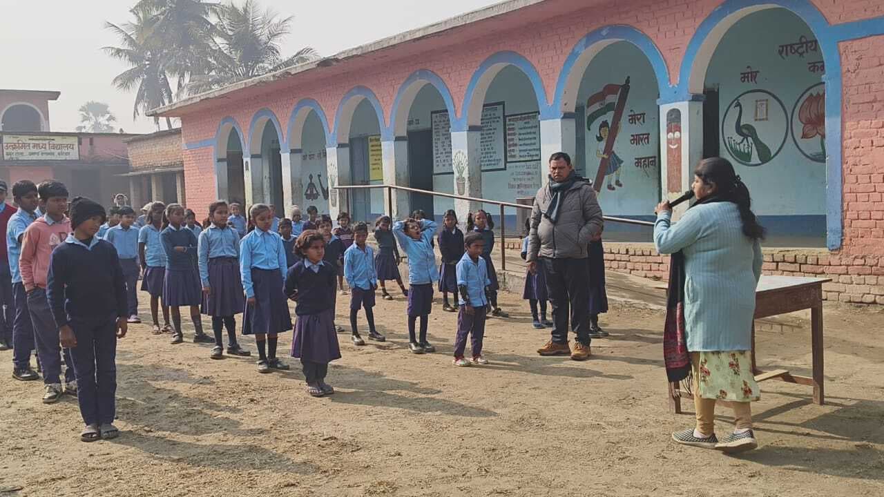 छात्र-छात्राओं को भूकंप से बचाव की दी जानकारी