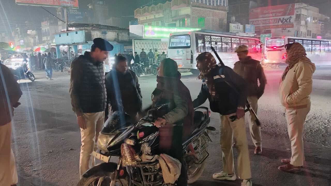 गेड़ाबाड़ी चौक पर पुलिस ने कई वाहनों से वसूला जुर्माना