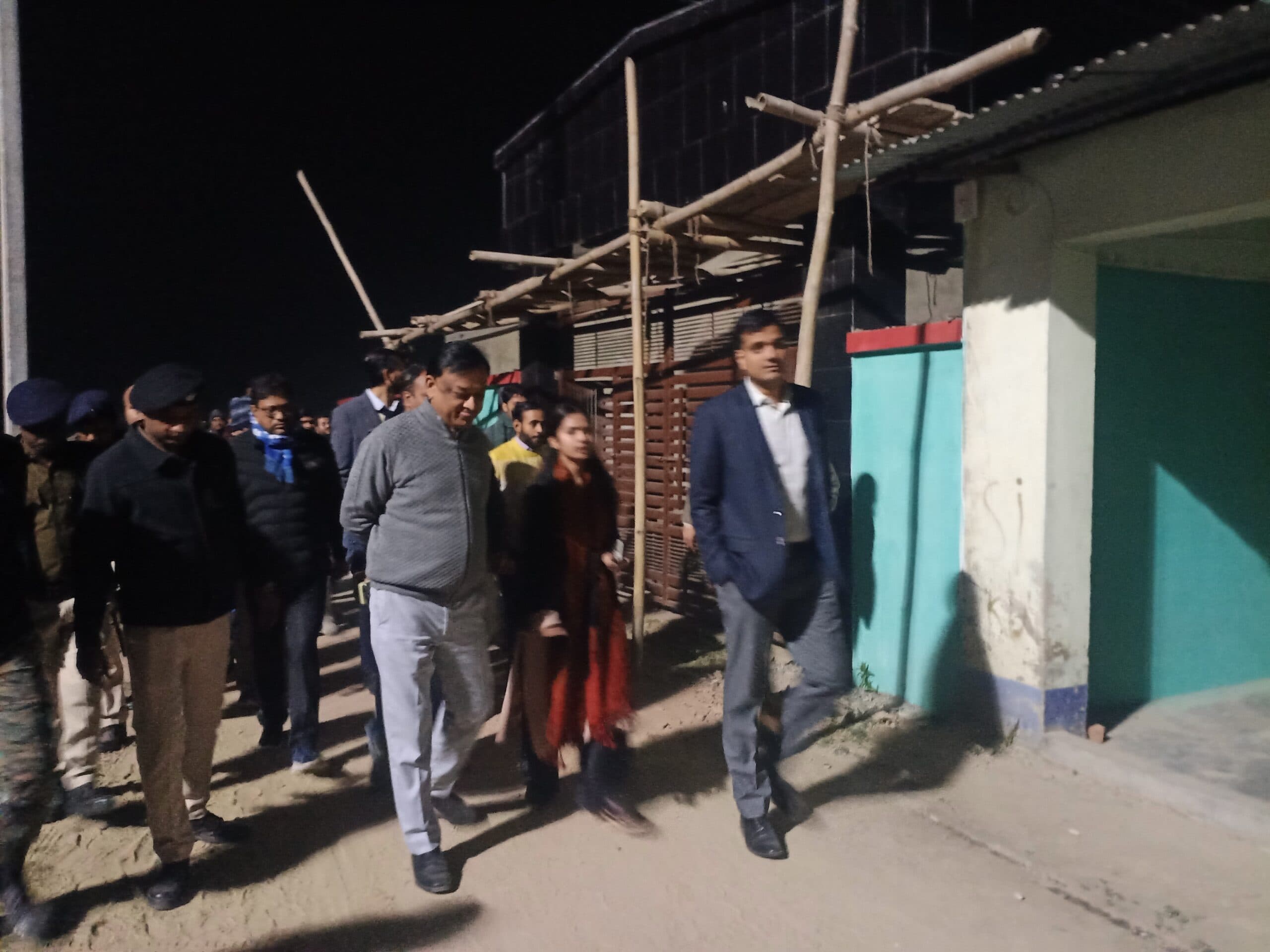 डीएम ने प्राणपुर प्रखंड मुख्यालय में नवनिर्मित भवन का किया निरीक्षण