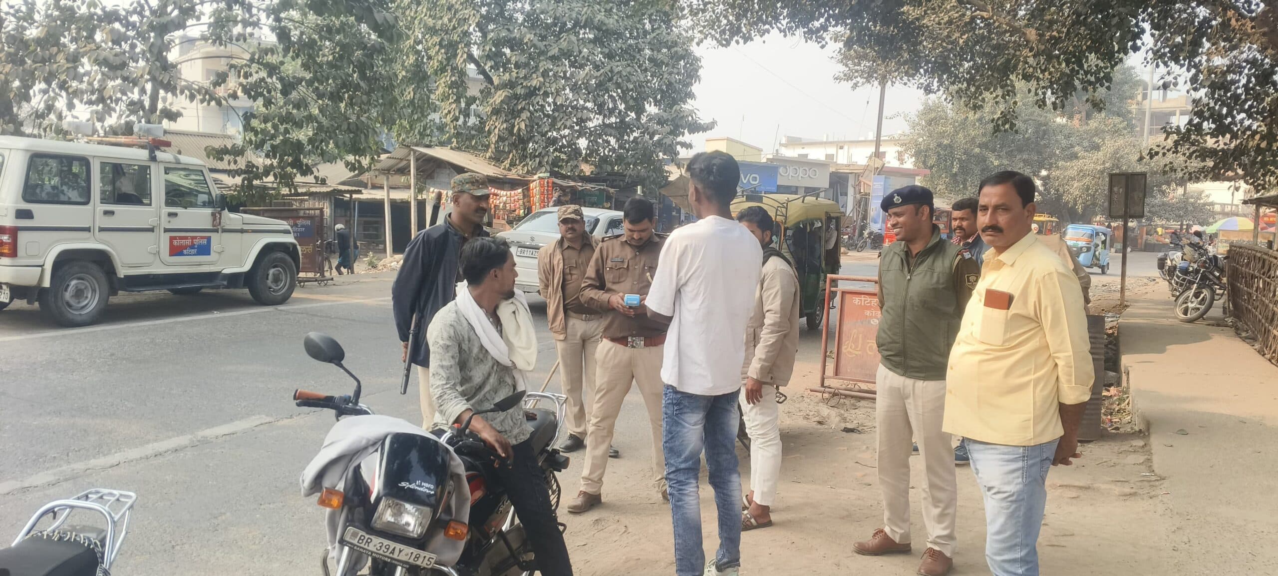 कोलासी बाजार में पुलिस ने की वाहन जांच