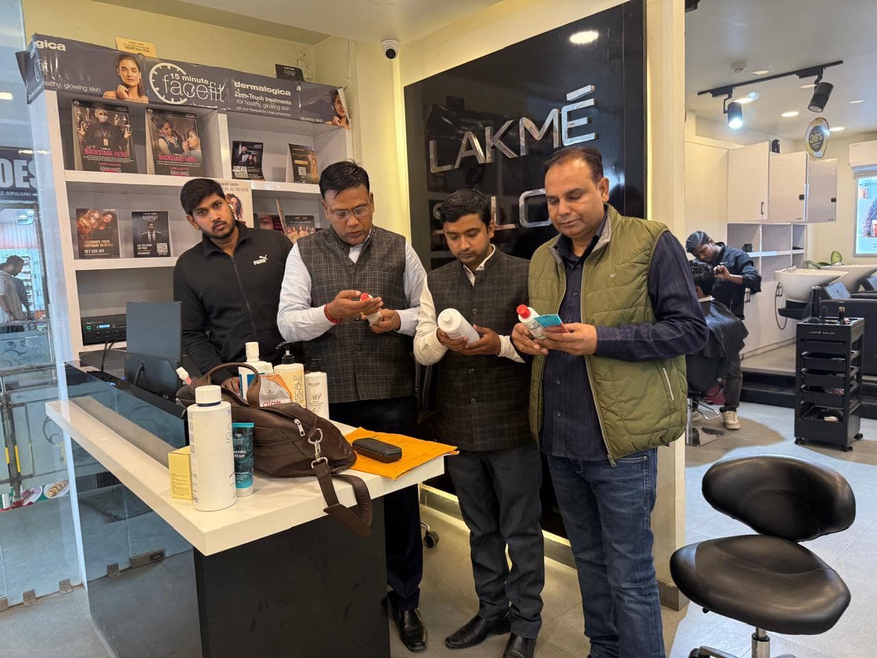 ड्रग विभाग की टीम ने लैक्मे सैलून में की छापेमारी, मचा हड़कंप, औषधि विभाग के जांच में नहीं मिला नकली कॉस्मेटिक सामान