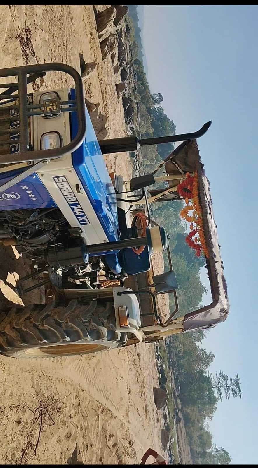 बालू लदा टैक्टर को पुलिस ने पकड़ा