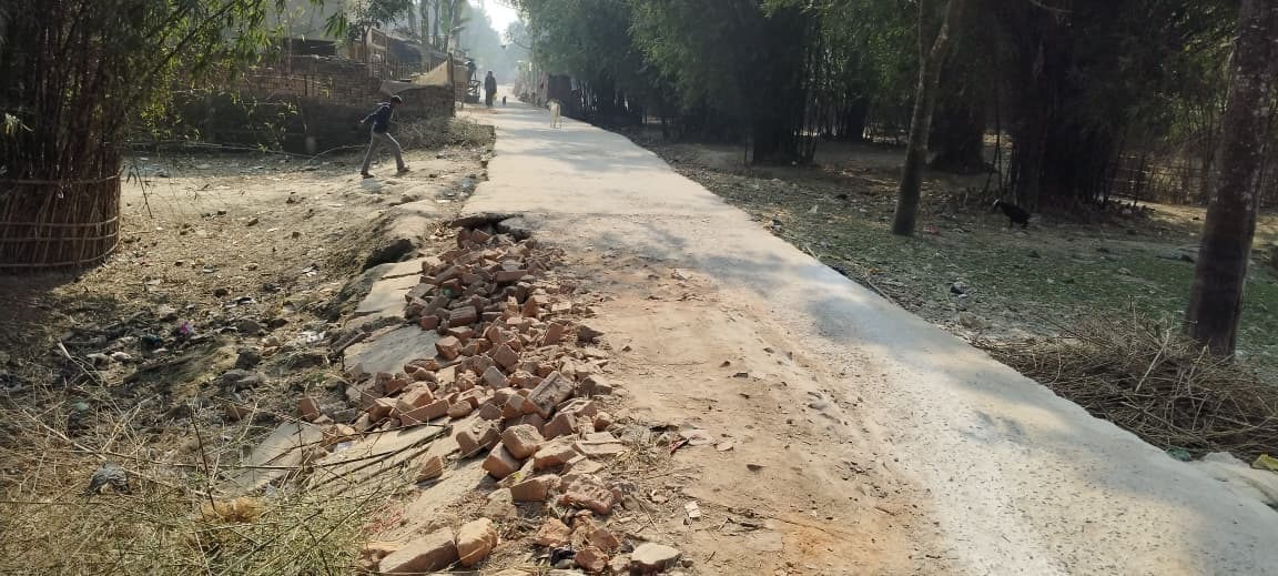 जर्जर सड़क की नहीं की जा रही मरम्मत, आवागमन में परेशानी