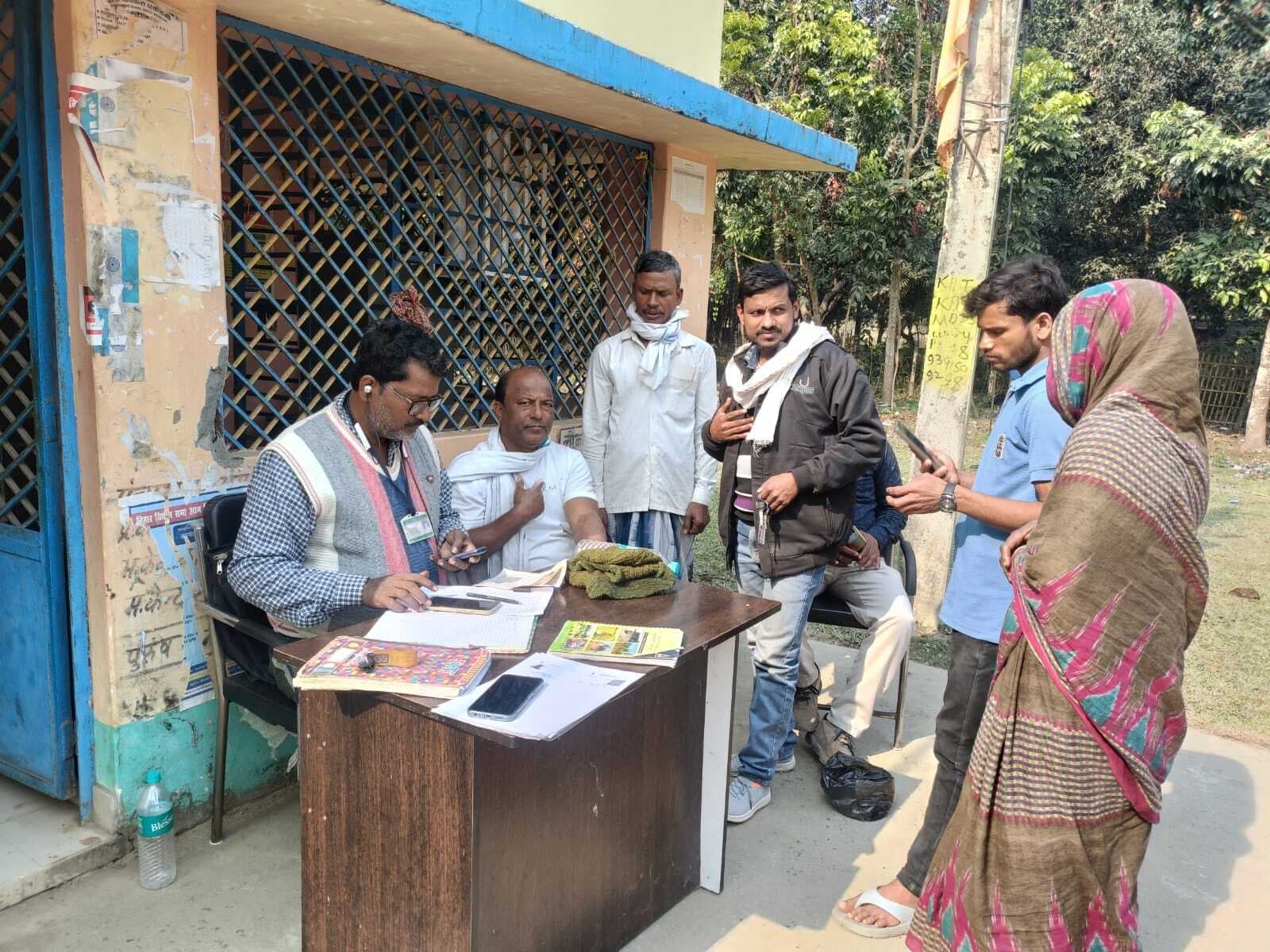 मधाइपुर में राजस्वकर्मी के खिलाफ जताया आक्रोश