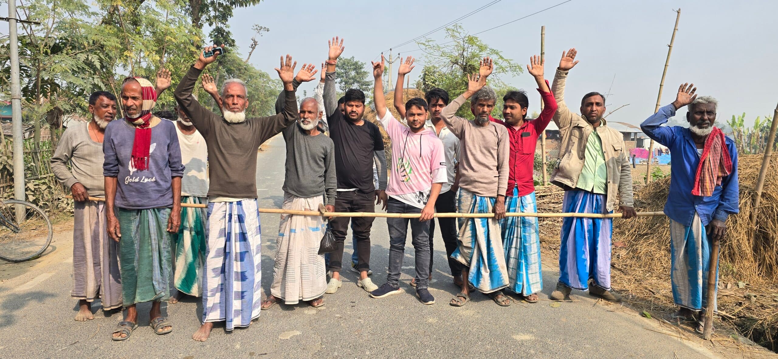 दनिहां में लीकेज से परेशान लोगों ने किया प्रदर्शन