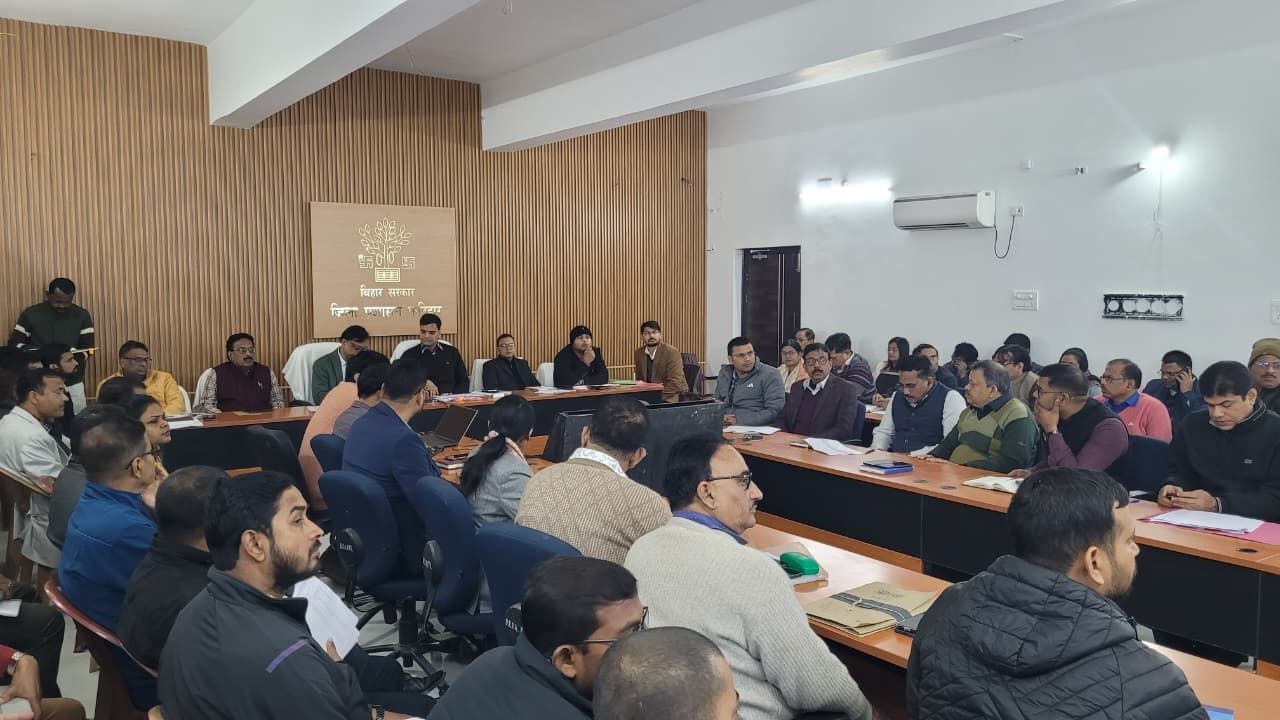 आपसी समन्वय से कल्याणकारी योजनाओं के क्रियान्वयन में तेजी लाएं: डीएम