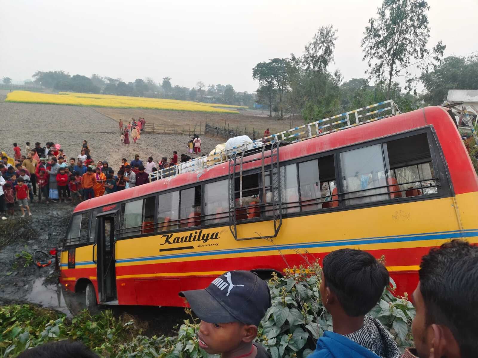 महिसाल पंचायत में बस दुर्घटनाग्रस्त, सभी यात्री सुरक्षित