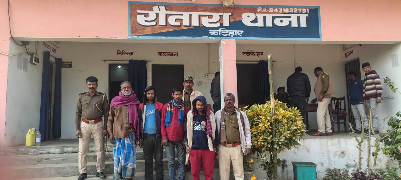 5 लीटर शराब संग तस्कर गिरफ्तार, चार शराबी धराये