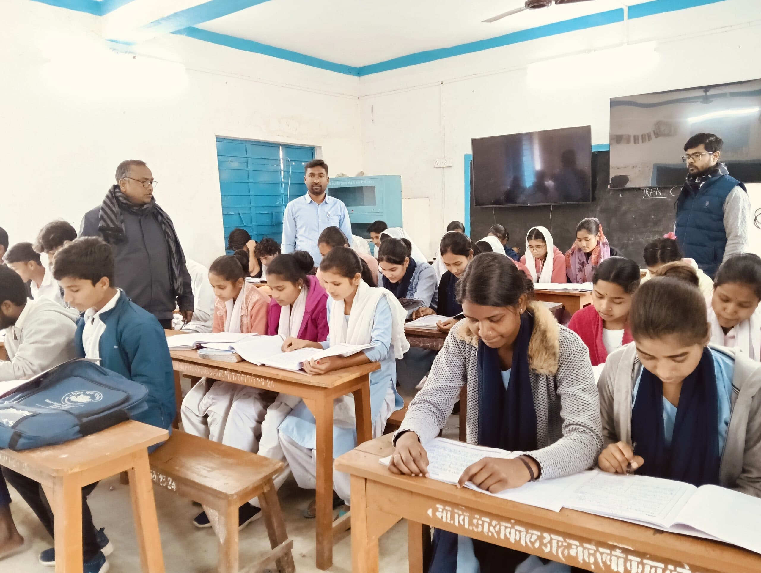 उच्च विद्यालय में प्रायोगिक परीक्षा जारी