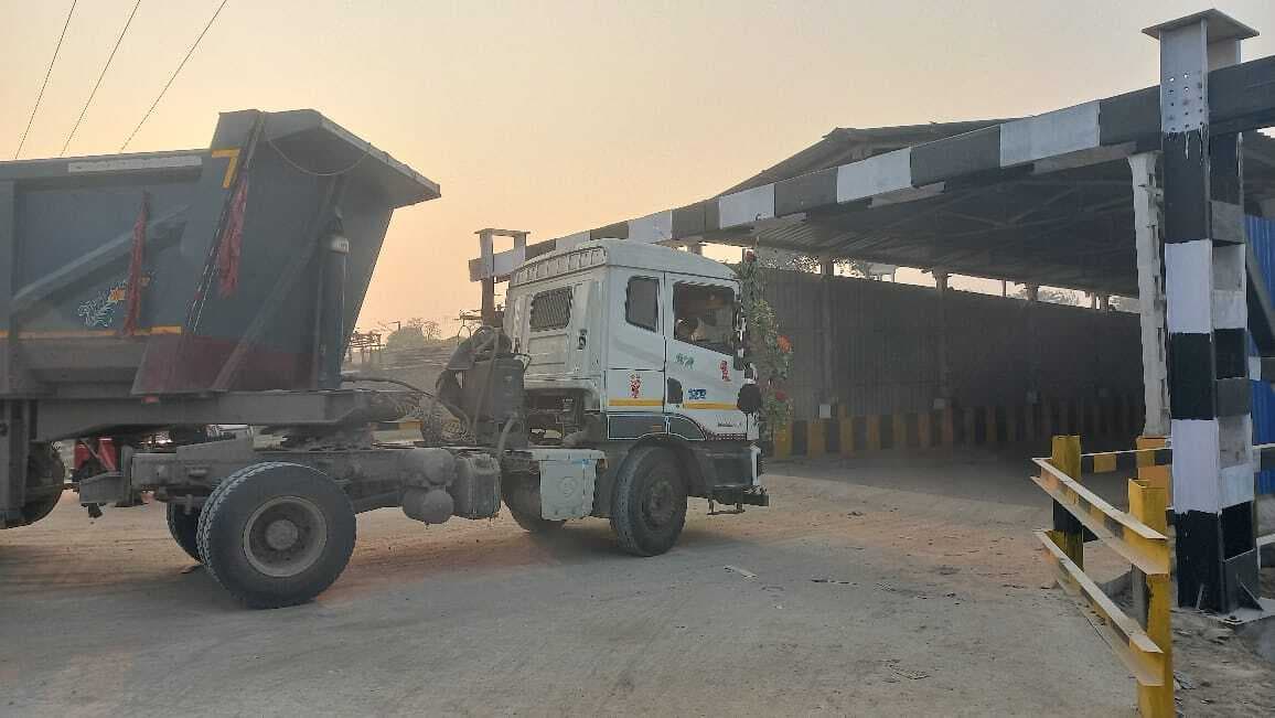 नया रेल अंडर पास में हाईवा गाडर में फंसा, आवागमन हुआ ठप